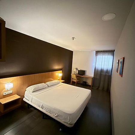 Hostal Mediterranea Madrid Exterior photo