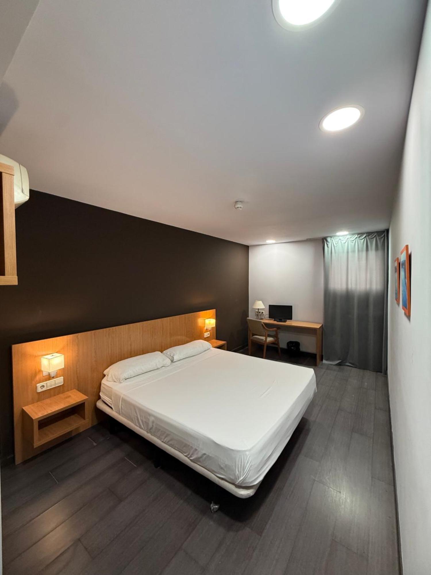 Hostal Mediterranea Madrid Exterior photo