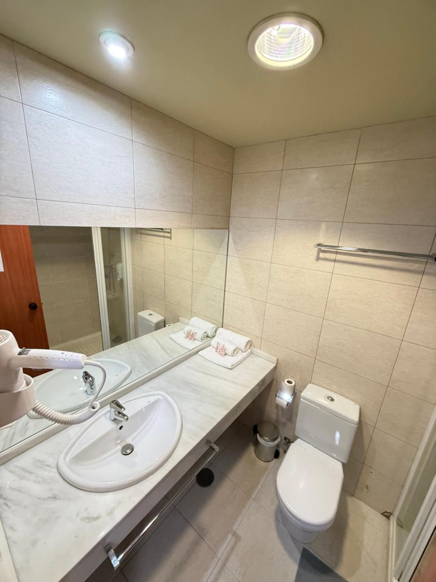 Hostal Mediterranea Madrid Exterior photo