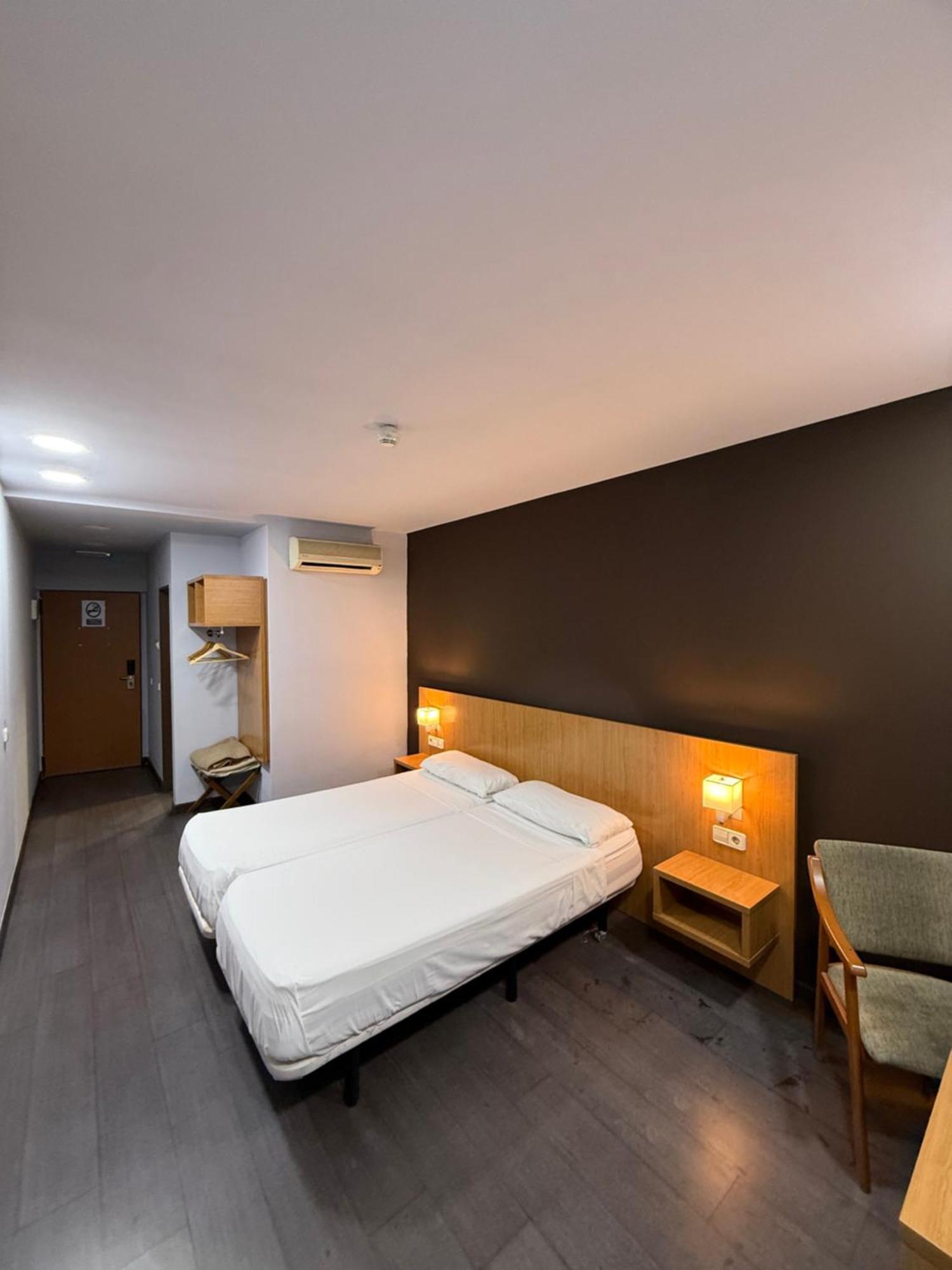 Hostal Mediterranea Madrid Exterior photo