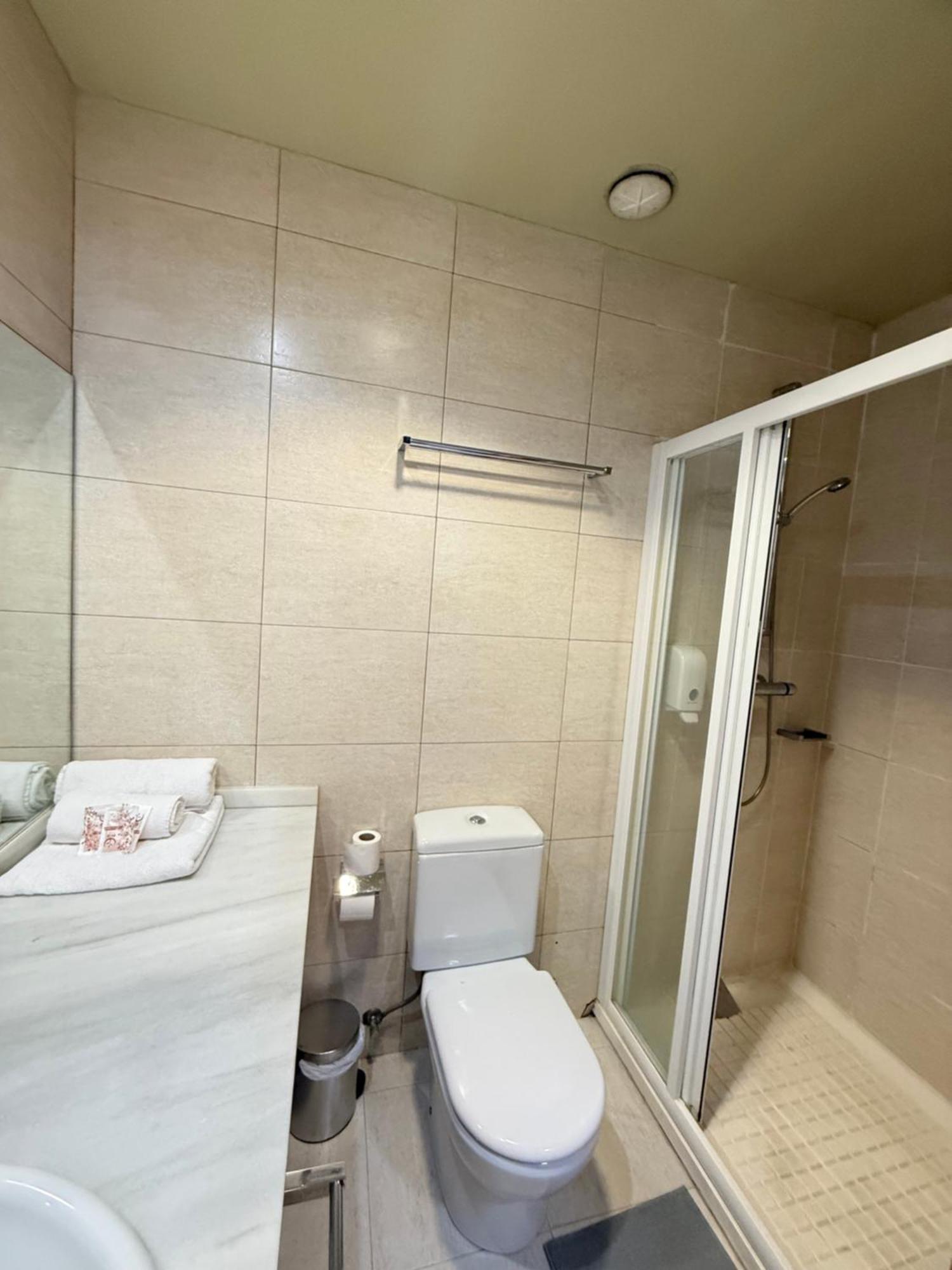 Hostal Mediterranea Madrid Exterior photo